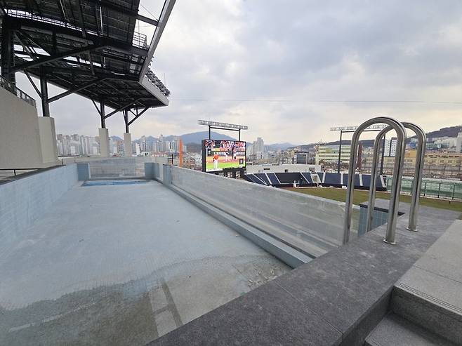 관중석 4층 3루쪽에 마련된 세계최초 야구장 인피니티풀. 길이 15, 폭 5m, 깊이 1.5m인 이 곳에서&nbsp;수영 등 물놀이와 함께 경기를 볼 수 있다. 대전=정필재 기자