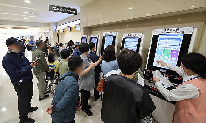 서울 시내 한 대학병원 내원객들이 진료비를 수납하고 있다. 연합뉴스