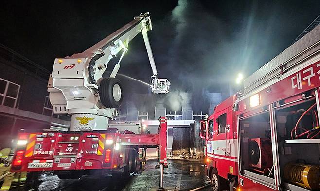 9일 오후 9시 12분쯤 대구 달서구 이불솜 제조공장 화재 에서 원인을 알 수 없는 불이나 현장에 출동한 소방관들이 진화하고 있다. 대구소방본부 제공