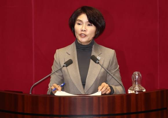 긴급현안질문 나선 한정애 민주당 의원 - 한정애 더불어민주당 의원이 9일 오후 서울 여의도 국회 본회의장에서 열린 윤석열 대통령 위헌적 비상계엄 선포 내란혐의 및 제주항공 여객기 참사 진상규명 관련 긴급현안질문에 앞서 발언하고 있다. 2025.1.9 뉴스1