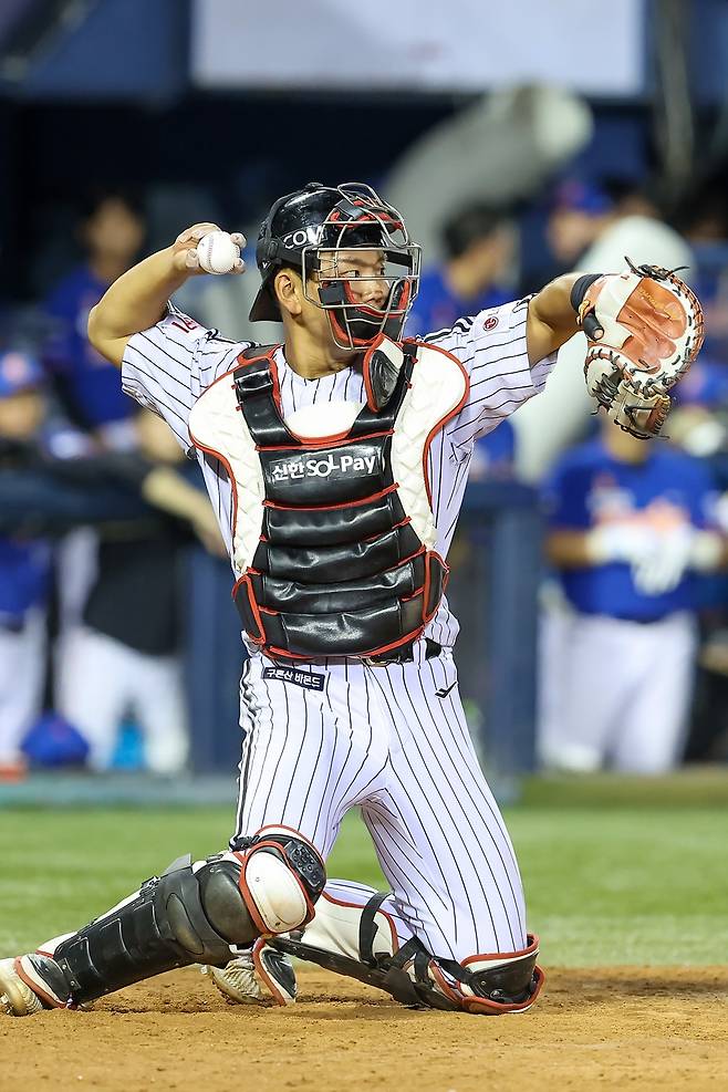 LG 포수 이주헌은 다가올 2025시즌 팀의 백업 포수로 많은 기대를 받고 있다. 그는 지난 시즌 막바지 1군에서 인상적인 활약을 선보여 눈길을 끌었다. LG 트윈스