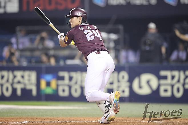 타격하는 송성문 (서울=연합뉴스) 11일 서울 잠실야구장에서 열린 프로야구 2024 신한 SOL 뱅크 KBO리그 키움 히어로즈와 LG 트윈스의 경기에서 키움 송성문이 타격하고 있다.
    송성문은 8회초 2사 만루에서 역전을 만드는 3타점 적시 2루타를 치는 등 5타수 3안타 3타점을 기록하며 활약했다. 2024.9.11 [키움 히어로즈 제공. 재판매 및 DB 금지] photo@yna.co.kr