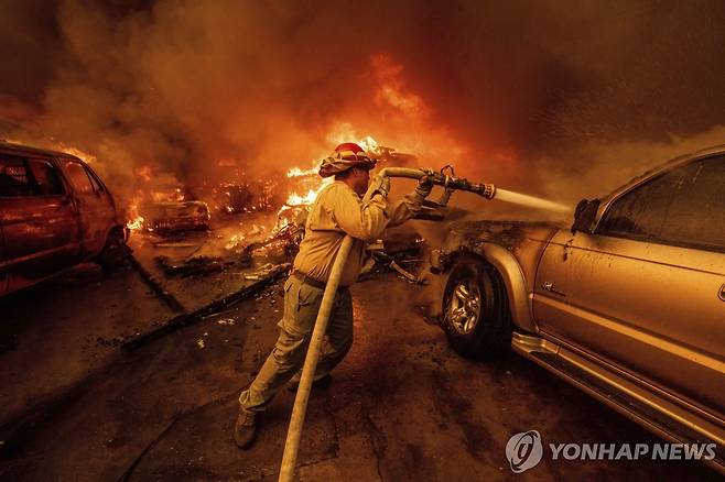 화마와 싸우는 소방관 8일(현지시간) LA 이튼 지역에서 진화 작업을 하고 있다. [AP=연합뉴스]