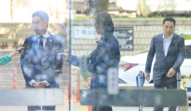 가로세로연구소 김세의 대표(왼쪽)와 전 운영진인 강용석 변호사가 지난해 4월 23일 서울 서초구 서울고등법원에서 열린 명예훼손 혐의 2심 선고 공판에 출석하고 있다 (사진=연합뉴스)