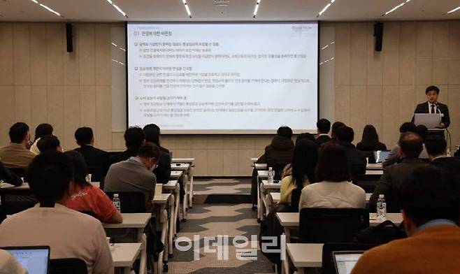 바른 정상태 변호사가 지난 9일 섬유센터빌딩에서 열린 인사노무그룹 고객 초청 세미나에서 ‘통상임금 대법판결 분석과 대비방안’을 주제로 발표를 진행하고 있다. (사진=법무법인 바른)