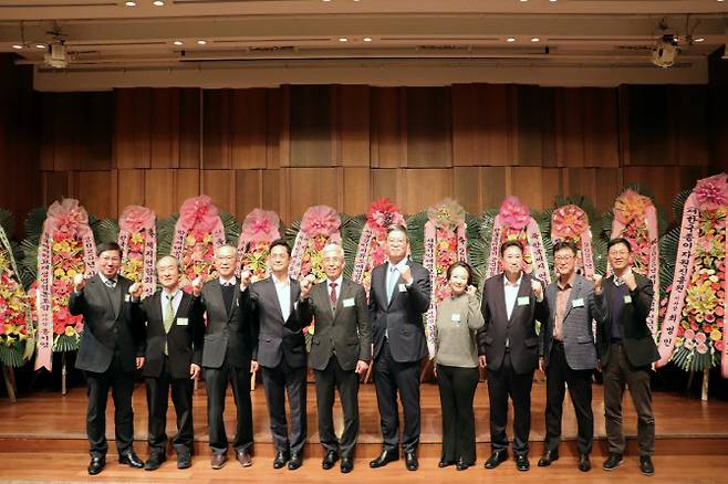 9일 서울 장충동 신라호텔에서 열린 제지·펄프업계 신년인사회 참석자들이 기념사진을 촬영하고 있다. 왼쪽부터 유승환 아세아제지 사장, 권육상 페이퍼코리아 사장, 이상천 신대양제지 사장, 이도균 무림페이퍼 사장, 이복진 제지연합회 회장, 한경록 한솔제지 사장, 최현수 깨끗한나라 사장, 정연욱 아진P&P 사장, 이동열 깨끗한나라 대표, 정동하 전주페이퍼 대표.(사진=한국제지연합회)