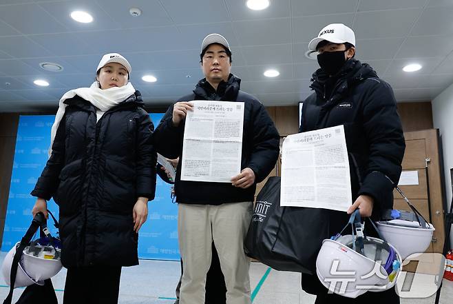 9일 서울 여의도 국회 소통관에서 반공청년단 출범 기자회견을 마친 단원들이 헬멧과 윤석열 대통령 대국민 담화문을 들고 있다. 최근 윤 대통령 관저 인근에서 하얀 헬멧을 쓰고 관저 사수 시위를 벌인 이들은 "백골단은 반공청년단의 예하 조직＂이라며 ＂윤 대통령을 지키고 대한민국 헌정 질서를 수호하기 위해 노력을 다할 것＂이라고 밝혔다. 2025.1.9/뉴스1 ⓒ News1 안은나 기자