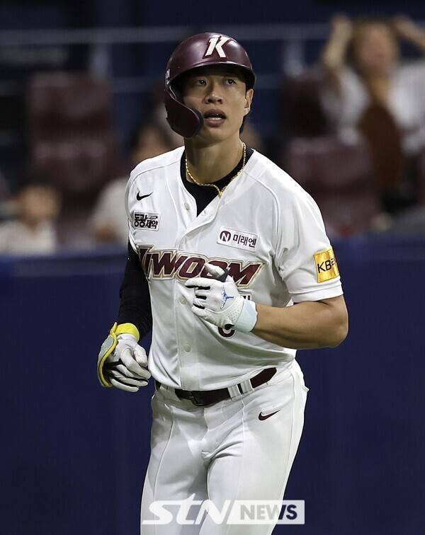 17일 서울 구로구 고척스카이돔에서 열린 2024 KBO리그 KT 위즈와 키움 히어로즈의 경기, 8회말 2사 주자 없는 상황 키움 송성문이 솔로 홈런을 친 뒤 덕아웃을 향하고 있다. 사진┃뉴시스