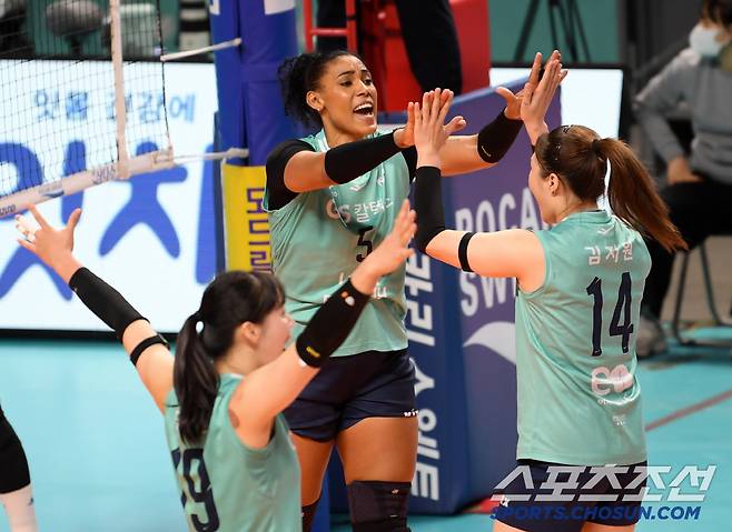 10일 장충체육관에서 열린 V리그 GS칼텍스와 정관장의 경기. 4세트를 따낸 GS칼텍스 실바가 환호하고 있다. 장충=박재만 기자 pjm@sportschosun.com/2025.01.10/