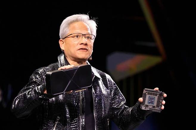 세계 최대 가전·정보기술(IT) 전시회 CES 2025 개막을 하루 앞둔 6일 오후(현지시간) 미국 네바다주 라스베이거스 만달레이베이 컨벤션센터 내 미셀로브 울트라 아레나(Michelob Ultra Arena)에서 젠슨 황 엔비디아 최고경영자(CEO)가 기조연설하고 있다. 연합뉴스