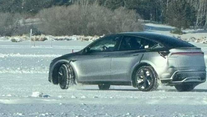 사진 : 테슬라 모델 Y 주니퍼 테스트카 (출처=NewCarscoops)