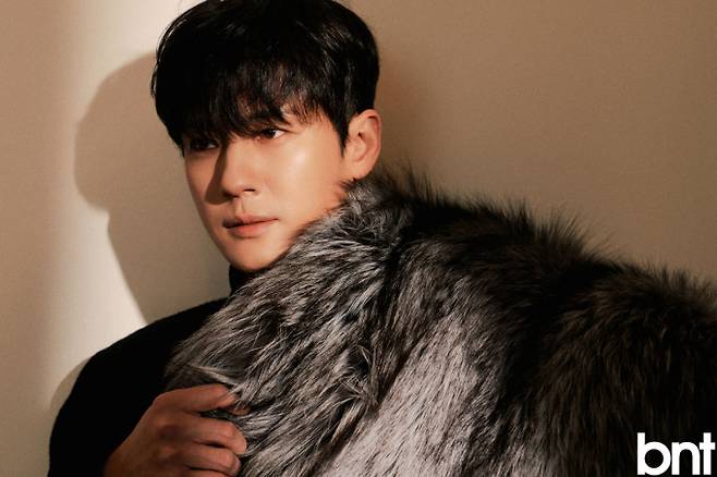 착용의상은 전부 랑유 제품.