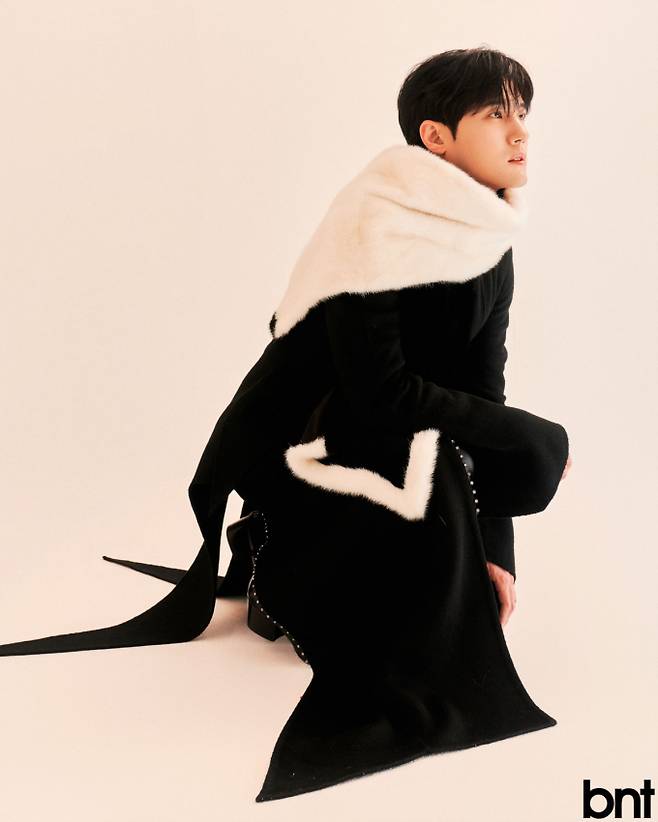 착용의상은 모두 랑유 제품.