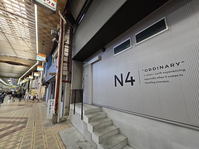 지난달 27일 오사카시 후세 지역에 있는 세카이 호텔의 객실의 모습. 이 호텔은 시장 내 빈 집을 활용해 객실을 만들어서 객실이 시장 곳곳에 퍼져 있다. /김유진 기자