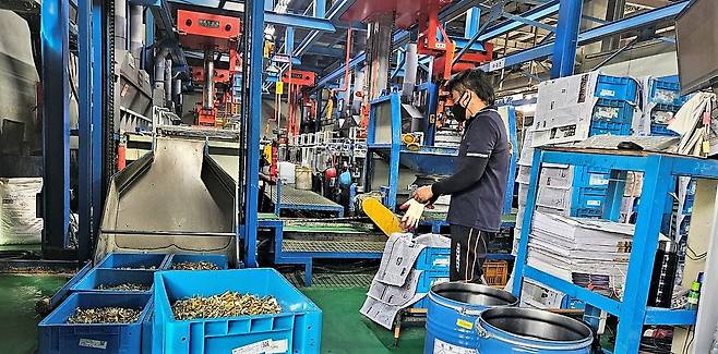 경기도 안산시의 한 중소기업 공장에서 작업자가 일하고 있다. /장우정 기자