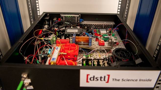 영국 국방부는 실험적 양자 기술을 통해 수십억 년 동안 1초의 오차도 생기지 않는 양자시계를 개발하고 있다고 밝혔다. /영국 국방부