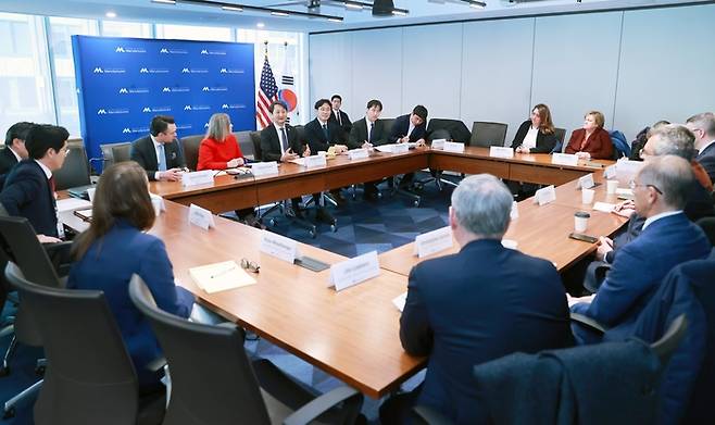 안덕근 산업통상자원부 장관이 9일(현지시간) 미국 워싱턴 D.C 전미제조자협회 회의실에서 열린 전미제조자협회 라운드테이블 회의에서 한-미 양국 협력방향을 논의하고 있다. (사진=산업통상자원부)