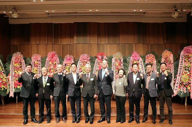 제지·펄프업계 주요 대표들이 9일 서울 장충동 신라호텔에서 '2025년 신년인사회'에 참석해 기념 촬영을 하고 있다. 왼쪽부터 아세아제지 유승환 사장, 페이퍼코리아 권육상 사장, 신대양제지 이상천 사장, 무림페이퍼 이도균 사장, 제지연합회 이복진 회장, 한솔제지 한경록 사장, 깨끗한나라 최현수 사장, 아진P&P 정연욱 사장, 깨끗한나라 이동열 대표, 전주페이퍼 정동하 대표. 한국제지연합회 제공