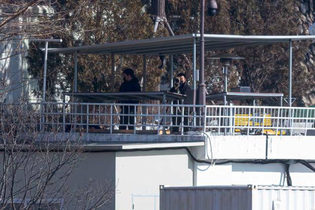 7일 서울 용산구 한남동 대통령 관저에서 경호처 직원들이 감시장비를 이용해 취재진을 감시하고 있다. 류기찬 인턴기자