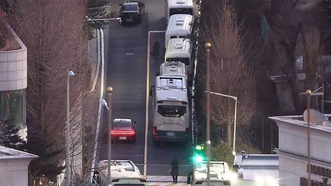 버스 세워진 한남동 관저 정문 진입로