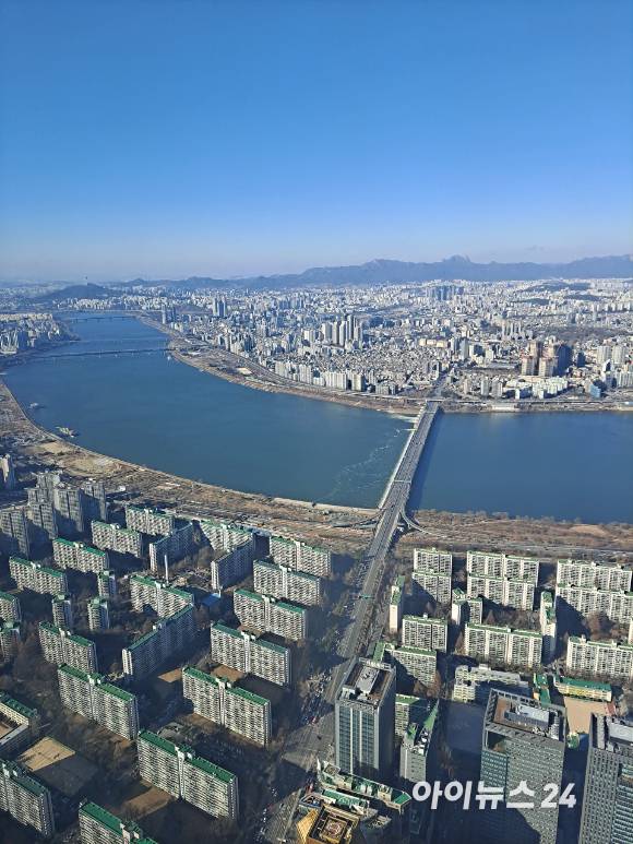 금융당국이 전세대출 보증보험의 보증비율을 일괄 90%로 낮춰 통일하고 수도권에 한해 추가 하향함으로써 과도한 유동성으로 인한 갭투자 가능성을 차단하기로 하면서 전세시장은 보다 빠르게 월세 전환될 가능성이 커지고 있다. 사진은 롯데월드타워에서 바라본 서울시내 전경 [사진=아이뉴스24]