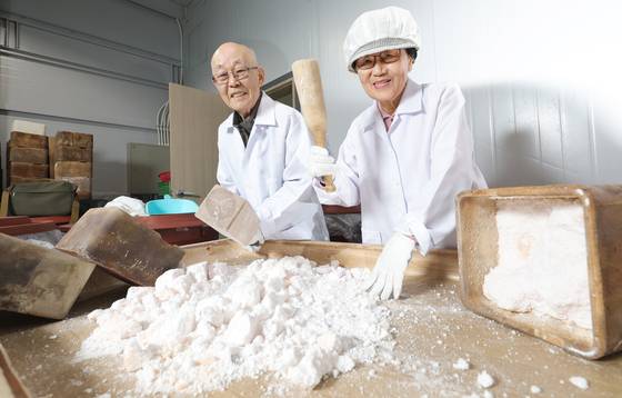 홍천의 작은 소금 공장은 임상호(83)·이정숙(80) 부부에겐 삶의 터전이다. 부부는 25년을 꼬박 소금 연구에 바쳤다. 지금도 새벽 4시 에 제일 먼저 소금 가마를 살핀다. 부부는 지난해 11월말 두 차례 인터뷰와 이후 수 차례 전화통화에서도 소금에 대해 열변을 토했다. 강정현 기자