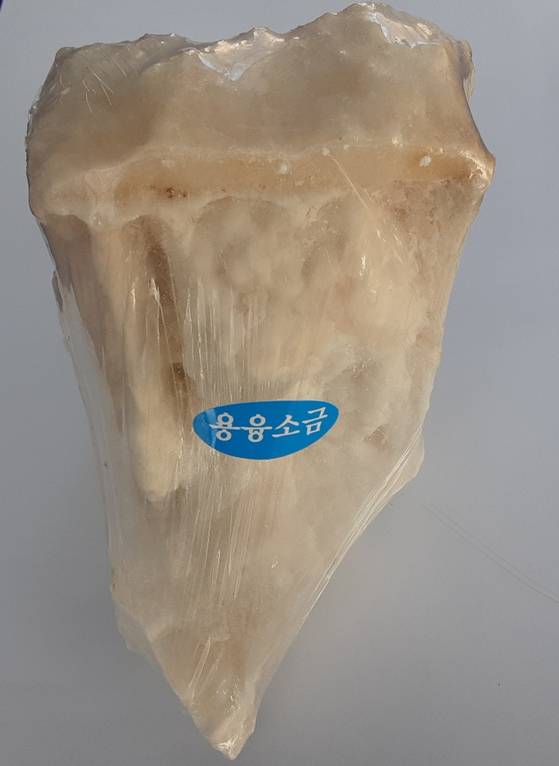 천일염을 녹여 불순물을 제거하고 나면 이런 단단한 형태가 된다. 이를 용도에 맞는 입자로 가공한다. [사진 임상호씨]