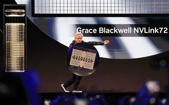 세계 최대 가전·정보기술(IT) 전시회 CES 2025 개막을 하루 앞둔 6일 오후(현지시간) 미국 네바다주 라스베이거스 만달레이베이 컨벤션센터 내 미셀로브 울트라 아레나(Michelob Ultra Arena)에서 젠슨 황 엔비디아 최고경영자(CEO)가 기조연설하고 있다. 연합뉴스