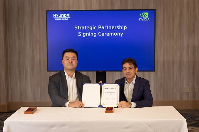 Kim Heung-soo (left), executive vice president and head of global strategy office at Hyundai Motor Group, pose for a photo with Rishi Dhall, vice president of automotive at Nvidia, during the ceremony to sign an artificial intelligence partnership on Thursday at the Fontainebleau Las Vegas hotel, Las Vegas. (Hyundai Motor Group)