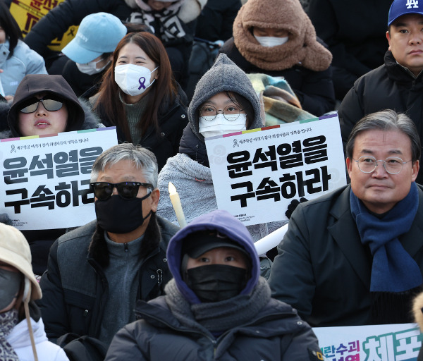 60대 안팎으로 보이는 시민들이 지난 4일 서울 광화문광장 인근에서 진행된 윤석열 대통령 퇴진 및 구속 촉구 집회에 청년들과 함께 참여하고 있다. 아래쪽 사진은 청년들이 같은 날 서울 종로구 동화면세점 앞에서 열린 윤 대통령 지지 집회에 어르신들과 함께 참여해 손팻말을 든 모습. 연합뉴스