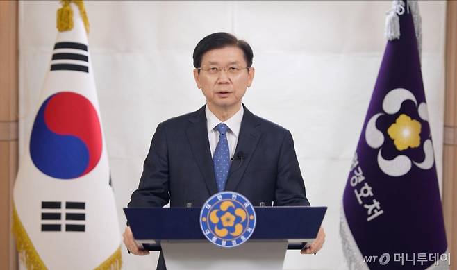 [서울=뉴시스] 조수정 기자 = 박종준 대통령경호처장이 5일 서울 용산 대통령 관저 지역에서 지난 3일 공수처의 윤석열 대통령에 대한 체포 영장 집행 당시 대통령경호처가 대통령 관저 진입을 승인하지 않은 것과 관련, 입장을 발표하고 있다. (사진=대통령경호처 제공) 2025.01.05. photo@newsis.com  *재판매 및 DB 금지 /사진=조수정