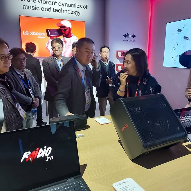 구자은 LS그룹 회장이 9일(현지시간) 미국 라스베이거스에서 열린 CES 2025에 참석, LG 부스를 둘러보고 있다.  한영대 기자