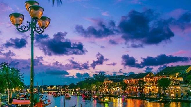 베트남 중부 유명 관광지 호이안의 강 야경. [모두투어]