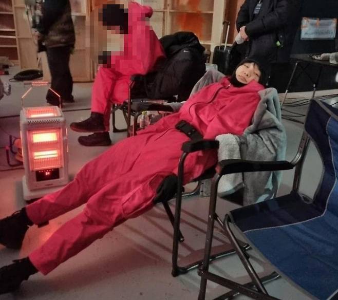 배우 박규영이 지난 7일 SNS에 올렸다가 황급히 삭제한 사진. 넷플릭스 시리즈 ‘오징어게임’ 시즌 3에 대한 스포일러가 담겼다는 의혹이 일고 있다. [온라인 커뮤니티 캡처]