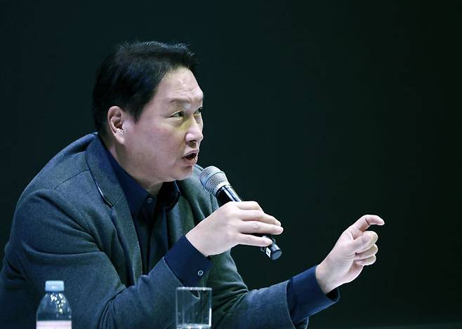 [라스베이거스=뉴시스] 8일(현지시간) 미국 라스베이거스에서 열리고 있는 세계 최대 IT·전자 전시회 'CES 2025'에 참석한 최태원 SK 회장이 SK 전시 부스내 마련된 비즈니스 라운지에서 질의 응답을 진행하고 있다. (사진=SK 제공) 2025.1.8. photo@newsis.com *재판매 및 DB 금지