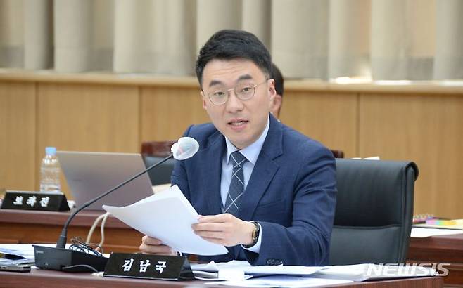 [청주=뉴시스] 조성현 기자 = 10일 김남국 전 더불어민주당 의원이 자신의 불법 가상자산(코인) 거래 의혹을 제기한 장예찬 전 국민의힘 청년최고위원을 상대로 제기한 손해배상 청구 소송 1심에서 일부 승소했다. 사진은 지난 2023년 충북 청주시 서원구 충북교육청 화합관에서 열린 국회 교육위원회의 충북대, 충북대병원, 충남대, 충남대병원에 대한 국정감사에서 무소속 김남국 의원이 질의를 하고 있는 모습. 2023.10.18. jsh0128@newsis.com