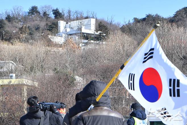 법원이 윤석열 대통령에 대한 체포영장을 재발부하면서 영장 재집행 시도가 초읽기에 들어간 가운데 9일 서울 용산구 한남동 대통령 관저 인근에서 윤 대통령 지지자들이 집회에 참석하고 있다. 류영주 기자