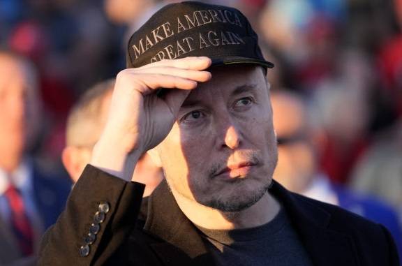 일론 머스크 테슬라 CEO. 사진은 미국 대선 선거운동이 한창이던 지난해 10월 공화당 도널드 트럼프 후보 지지 유세에 나선 모습. AP연합뉴스