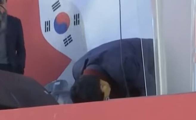 윤상현 국민의힘 의원이&nbsp;지난달 28일 전광훈 목사가 주최한 광화문 탄핵 반대 집회에서 큰절을 하는 모습.