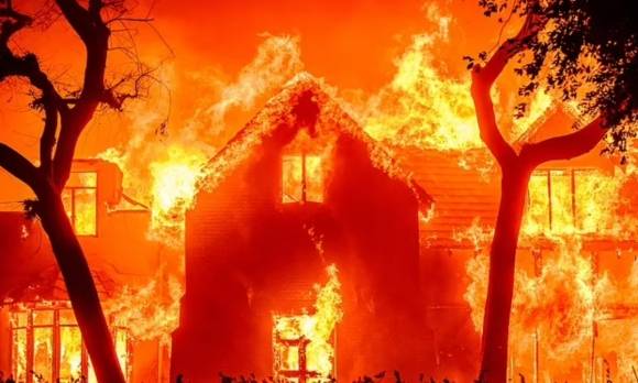 지난 7일 미국 LA 퍼시픽 팰리세이즈 지역에서 발생한 산불이 걷잡을 수 없이 확산하고 있다. 사진은 산불 피해를 입은 주택. AFP 연합뉴스