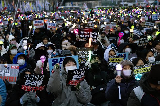 내란수괴 윤석열의 체포를 촉구하는 시민들이 1월4일 오후 서울 한남동 대통령 관저 앞에서 시위를 벌이고 있다. ⓒ시사IN 조남진