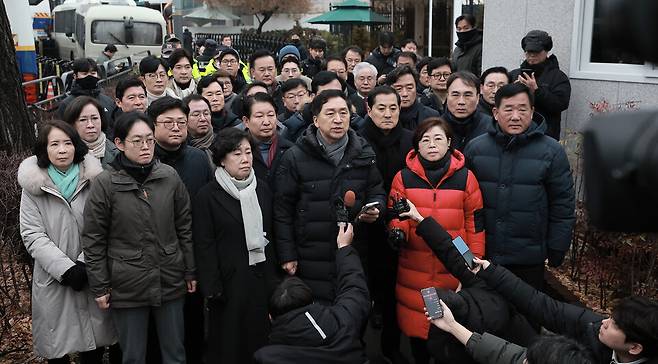 국민의힘 김기현 의원을 비롯한 소속 의원들이 1월6일 서울 용산구 대통령 관저 앞에 모인 취재진에게 입장을 밝히고 있다. ⓒ연합뉴스