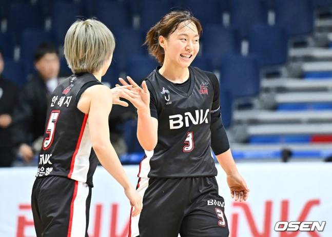 BNK 김민아(오른쪽).