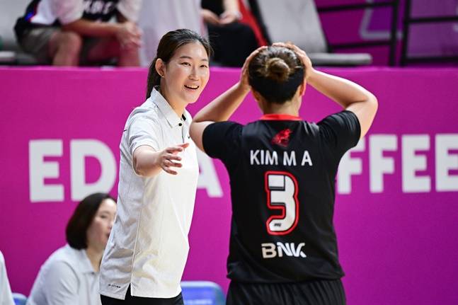 BNK 박정은 감독(왼쪽)과 김민아. /사진=WKBL 제공