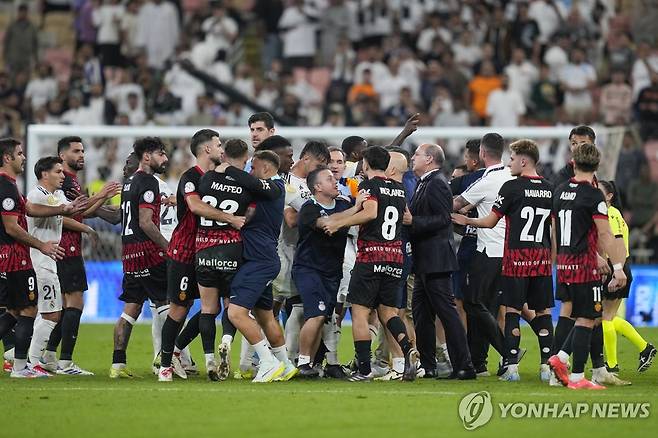 경기가 끝나고 감정싸움을 벌이는 레알 마드리드와 마요르카 선수들 [AP=연합뉴스]