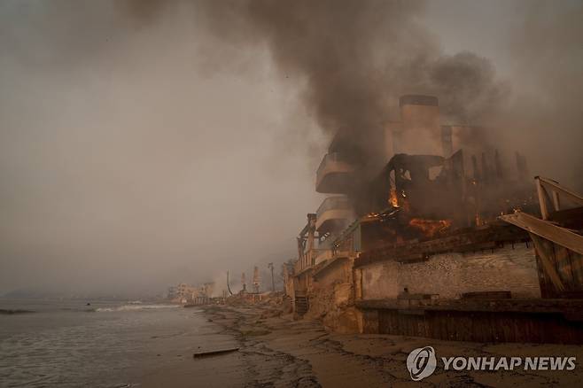 LA 퍼시픽 팰리세이즈 해변에서 불타고 있는 주택들 [AP=연합뉴스. 재판매 및 DB 금지]