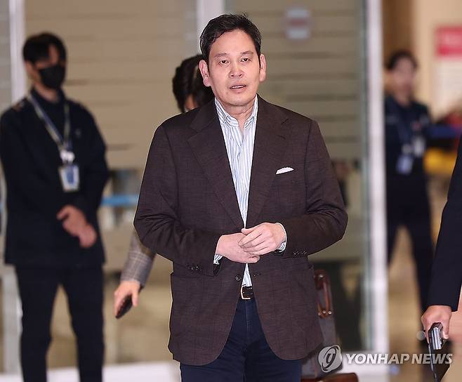 귀국한 정용진 신세계그룹 회장 (영종도=연합뉴스) 류영석 기자 = 미국에서 도널드 트럼프 미 대통령 당선인을 만난 정용진 신세계그룹 회장이 22일 인천국제공항 제2여객터미널을 통해 귀국하고 있다. 2024.12.22 ondol@yna.co.kr