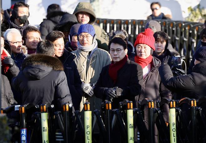 윤상현 의원을 비롯한 국민의힘 의원들이 10일 오전 서울 용산구 한남동 대통령 관저 출입구 앞에 모여있다. (사진 = 뉴시스)