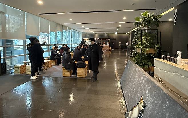 - 이른 시간 현장에 모인 유저들