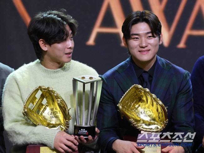 2024 리얼글러브 어워드가 1일 서울 용산구 한남동 그랜드하얏트 서울에서 열렸다. 올해의 선수상을 수상한 KIA 김도영이 기념촬영을 하고 있다. 박재만 기자 pjm@sportschosun.com/2024.12.01/